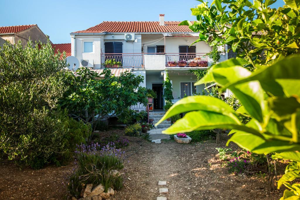 Garden Apartments Komiža 外观 照片