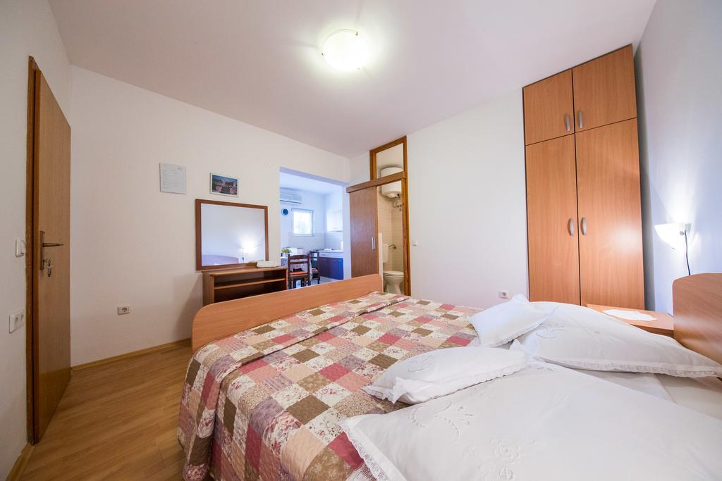 Garden Apartments Komiža 外观 照片