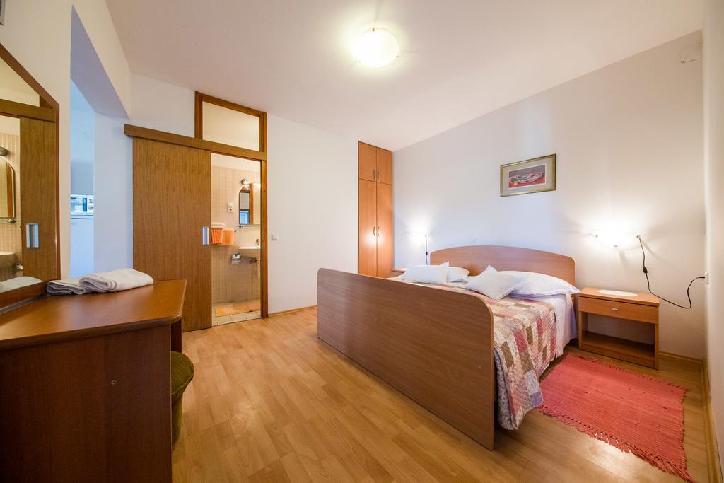 Garden Apartments Komiža 外观 照片