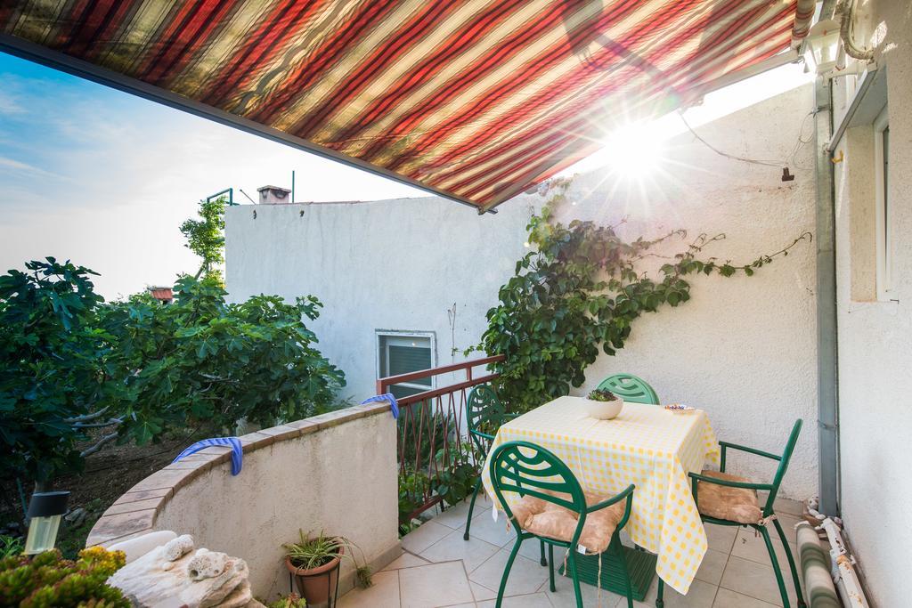 Garden Apartments Komiža 外观 照片