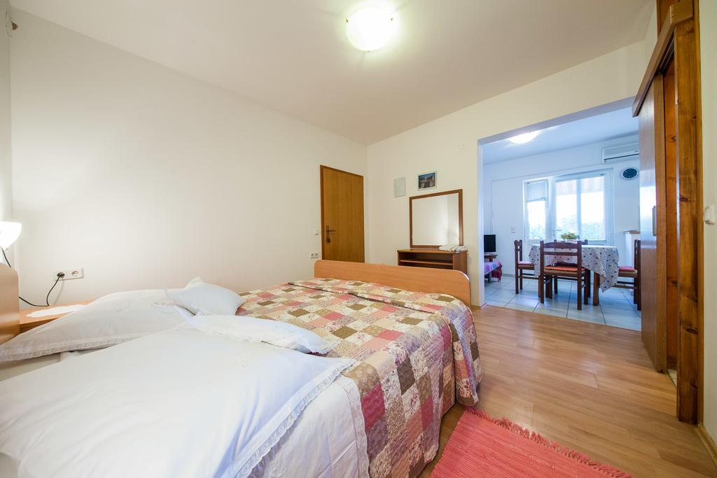 Garden Apartments Komiža 外观 照片